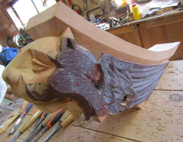 Reconstruction des t�tes de lions pour la mairie � Koekelare